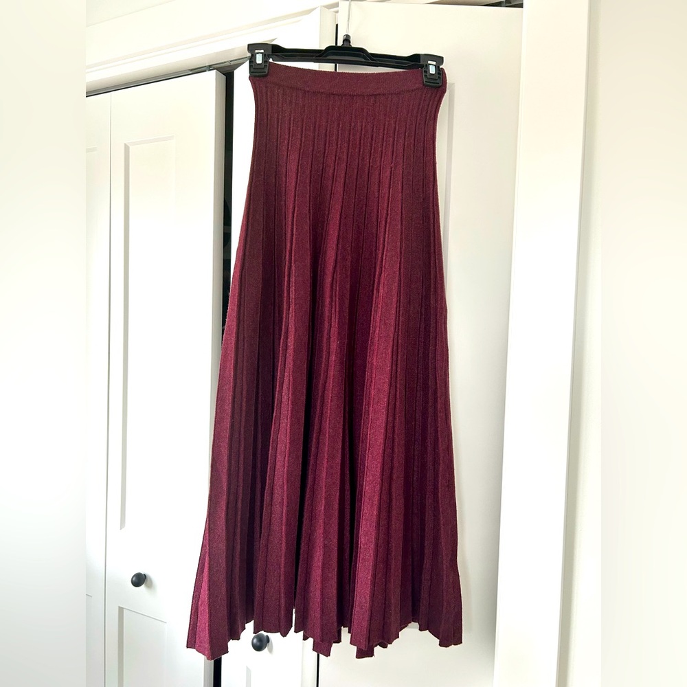Lulu’s xs burgundy sweater skirt like new